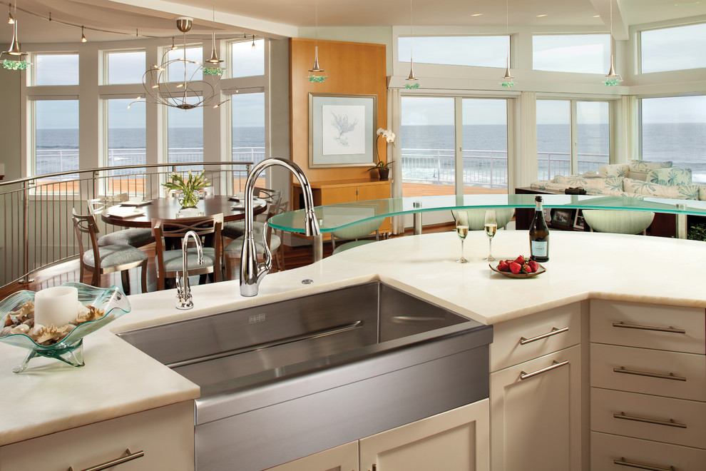 Imagen de cocina marinera grande con fregadero sobremueble, armarios estilo shaker, puertas de armario beige, encimera de cuarcita y electrodomésticos de acero inoxidable