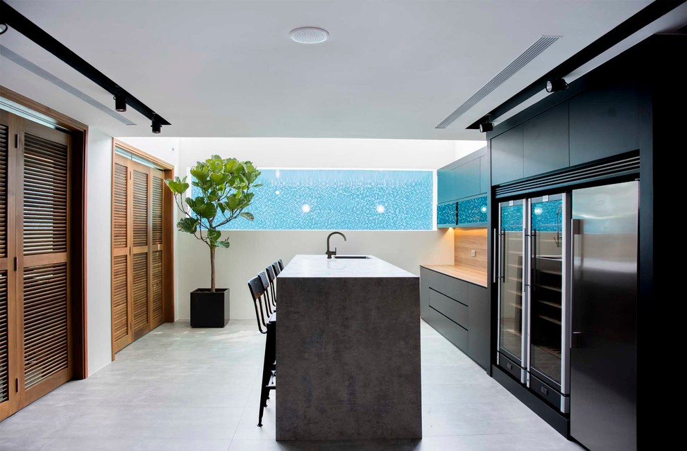 Свежая идея для дизайна: кухня в современном стиле с окном - отличное фото интерьера