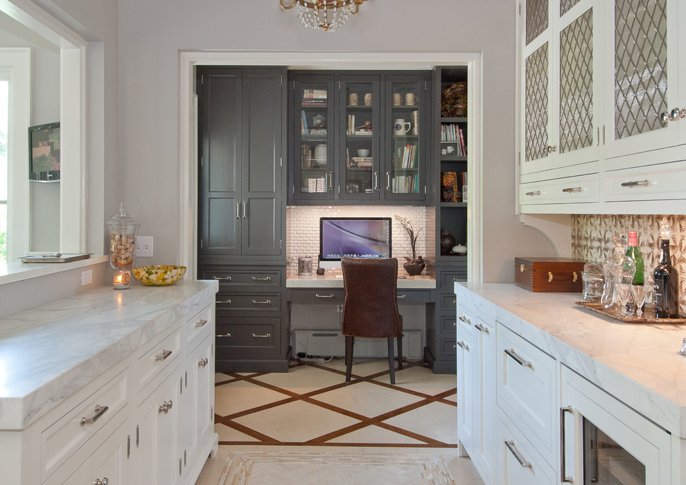 На фото: кухня в классическом стиле с фасадами с утопленной филенкой, серыми фасадами и столешницей из кварцита