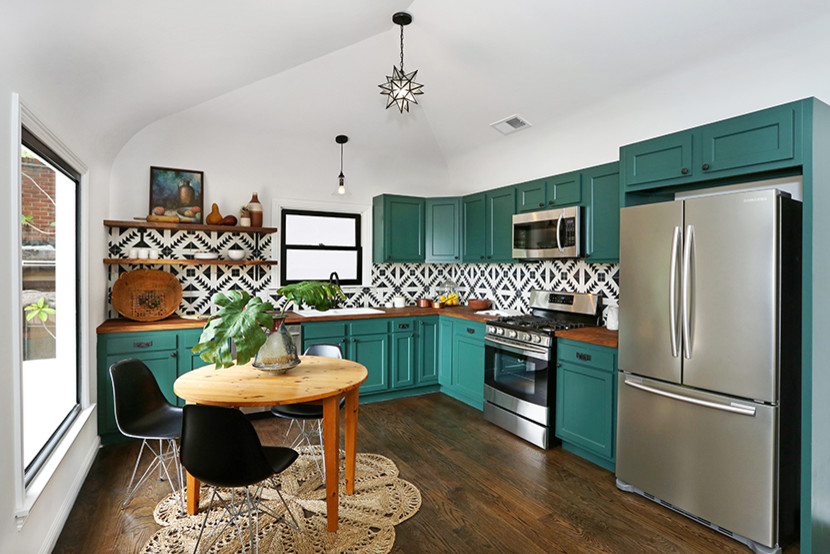Foto på ett mellanstort amerikanskt kök, med en dubbel diskho, luckor med infälld panel, gröna skåp, träbänkskiva, vitt stänkskydd, stänkskydd i keramik, rostfria vitvaror och mellanmörkt trägolv