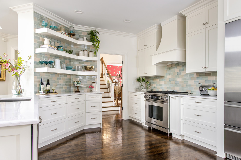 Foto på ett stort vintage vit kök, med en undermonterad diskho, skåp i shakerstil, vita skåp, bänkskiva i kvarts, flerfärgad stänkskydd, stänkskydd i keramik, rostfria vitvaror, mörkt trägolv och brunt golv