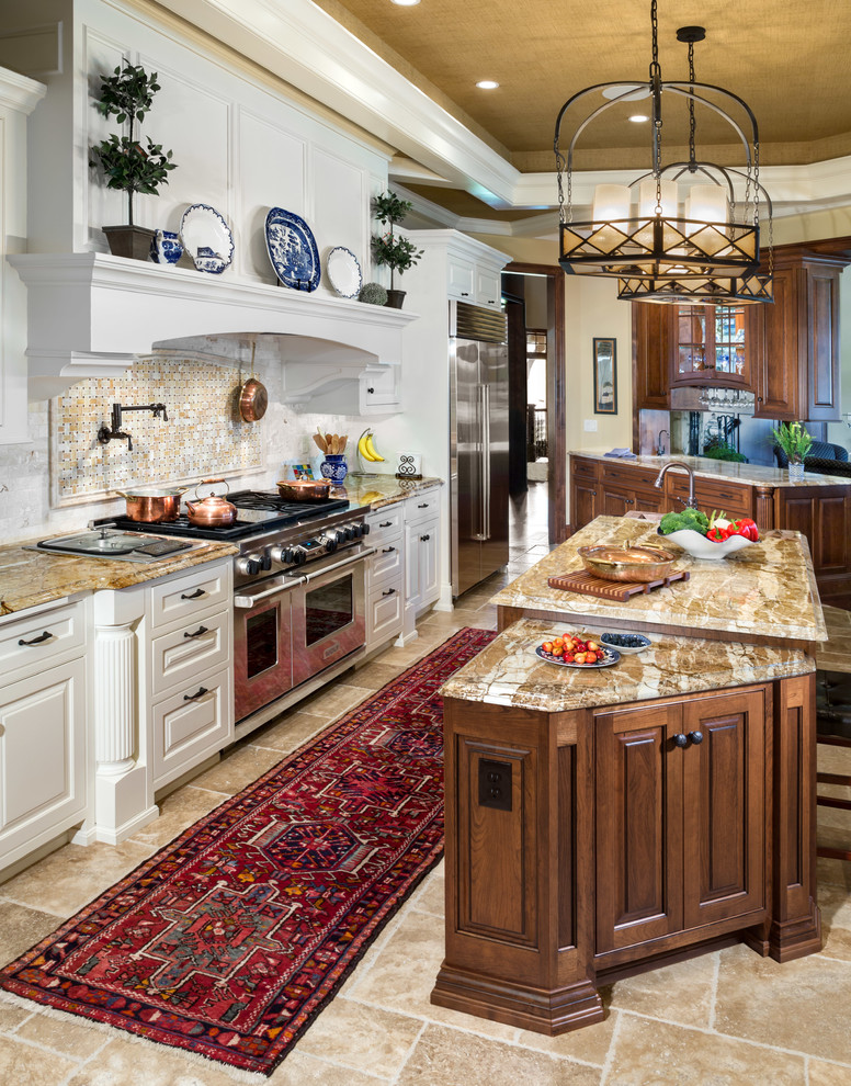 Ejemplo de cocina clásica con armarios con paneles con relieve, puertas de armario blancas, salpicadero multicolor y electrodomésticos de acero inoxidable