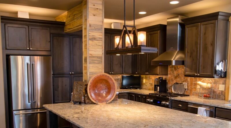Foto på ett stort rustikt u-kök, med en undermonterad diskho, skåp i shakerstil, skåp i mörkt trä, granitbänkskiva, brunt stänkskydd, stänkskydd i stenkakel, rostfria vitvaror, mellanmörkt trägolv, en köksö och brunt golv