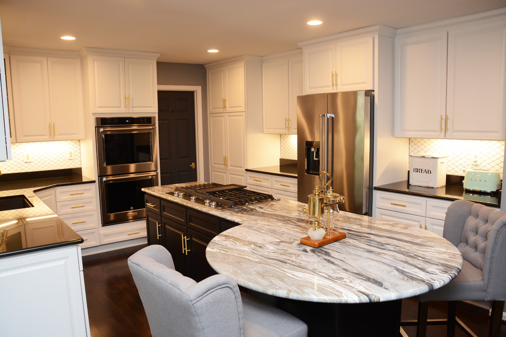 Exempel på ett stort klassiskt kök, med en enkel diskho, luckor med upphöjd panel, vita skåp, granitbänkskiva, vitt stänkskydd, stänkskydd i keramik, rostfria vitvaror, mörkt trägolv, en köksö och brunt golv