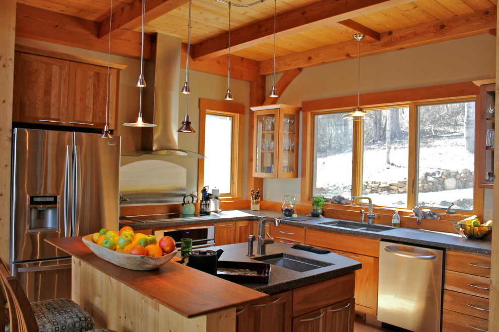 Exempel på ett mellanstort modernt kök, med en undermonterad diskho, skåp i mellenmörkt trä, bänkskiva i betong, rostfria vitvaror och en köksö