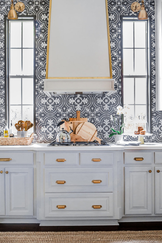 Inspiration för ett vintage vit vitt kök, med luckor med upphöjd panel, grå skåp, svart stänkskydd, mörkt trägolv och brunt golv