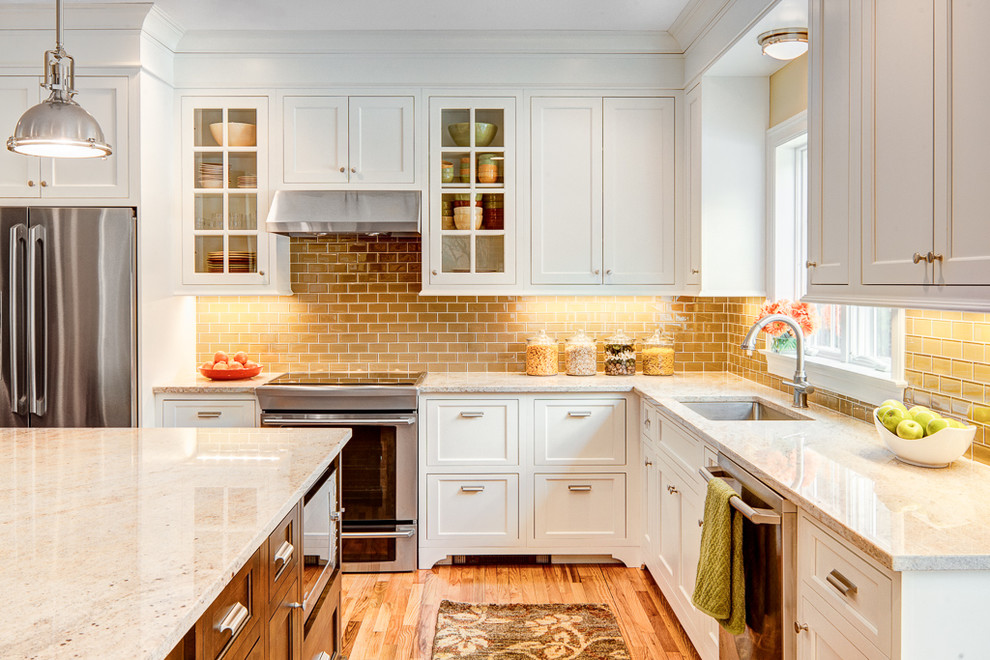 Klassische Küche in L-Form mit Unterbauwaschbecken, Schrankfronten im Shaker-Stil, weißen Schränken, Küchenrückwand in Beige, Rückwand aus Metrofliesen und Küchengeräten aus Edelstahl in Portland Maine