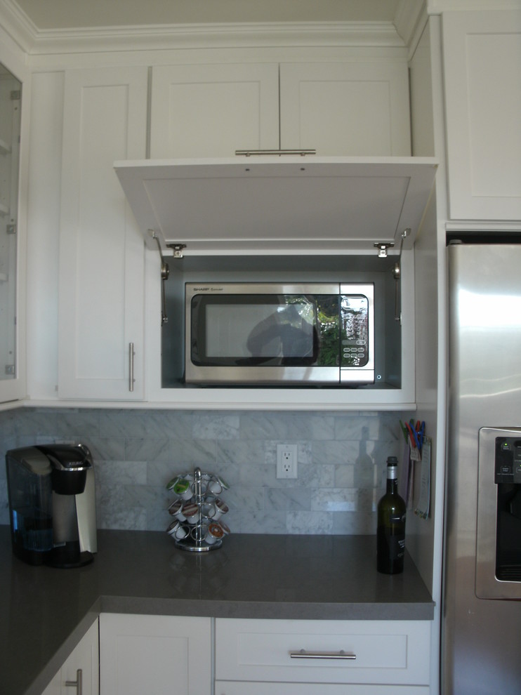 This is an example of a classic kitchen in Los Angeles.