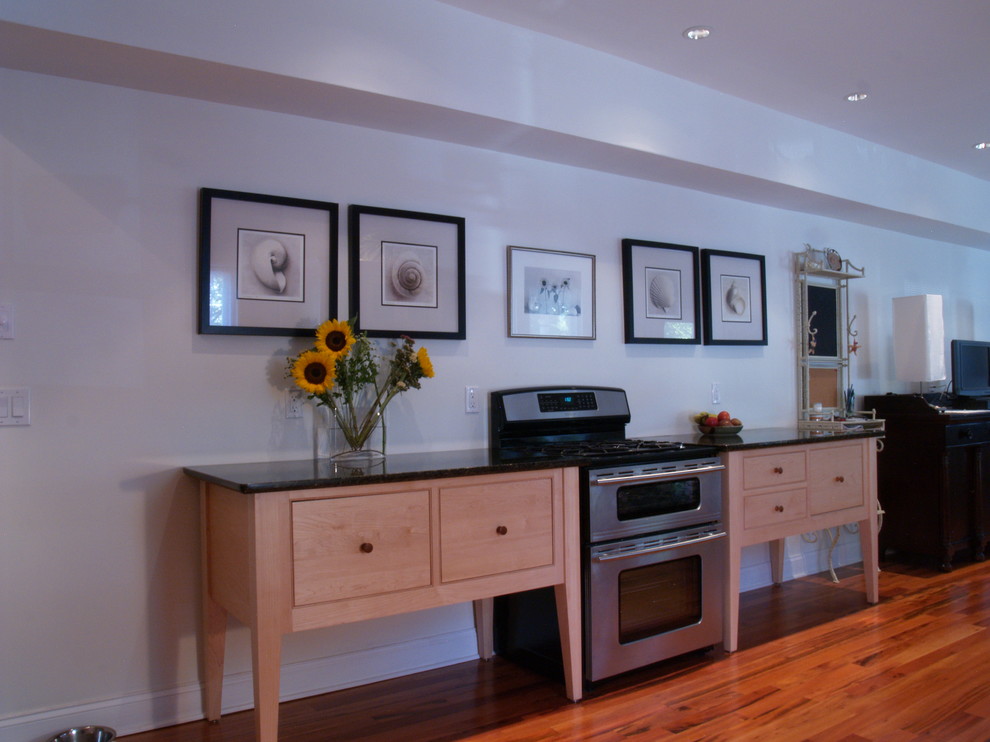 Стильный дизайн: п-образная кухня-гостиная в стиле фьюжн с с полувстраиваемой мойкой (с передним бортиком), светлыми деревянными фасадами, гранитной столешницей и техникой под мебельный фасад - последний тренд