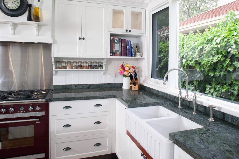 Cette image montre une cuisine traditionnelle avec un évier de ferme, un placard à porte shaker, des portes de placard blanches, un plan de travail en granite, une crédence grise, une crédence en marbre et un plan de travail gris.