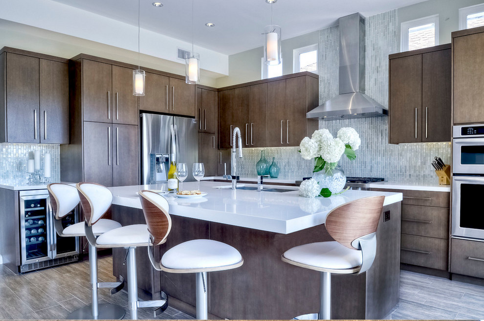 Esempio di una cucina moderna con ante lisce, ante in legno chiaro, top in onice, paraspruzzi bianco, paraspruzzi con piastrelle di vetro, elettrodomestici in acciaio inossidabile, pavimento in gres porcellanato e pavimento grigio