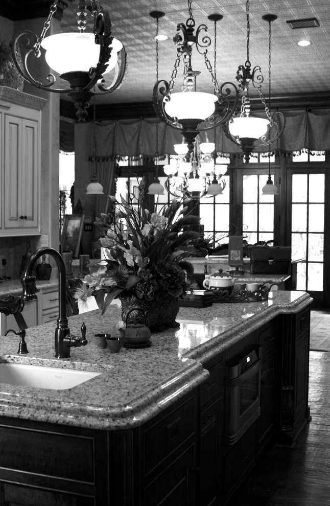 На фото: большая параллельная кухня в классическом стиле с обеденным столом, накладной мойкой и островом с