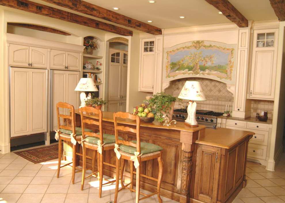 Foto på ett mycket stort medelhavsstil kök, med en rustik diskho, luckor med upphöjd panel, beige skåp, granitbänkskiva, beige stänkskydd, stänkskydd i stenkakel, integrerade vitvaror, travertin golv och en köksö