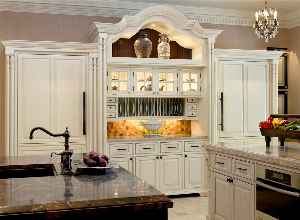 Exempel på ett avskilt klassiskt u-kök, med en integrerad diskho, luckor med infälld panel, vita skåp, granitbänkskiva, beige stänkskydd, stänkskydd i keramik, rostfria vitvaror, klinkergolv i keramik och flera köksöar