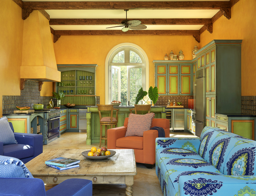 Стильный дизайн: кухня-гостиная в классическом стиле с зелеными фасадами, цветной техникой и разноцветным фартуком - последний тренд