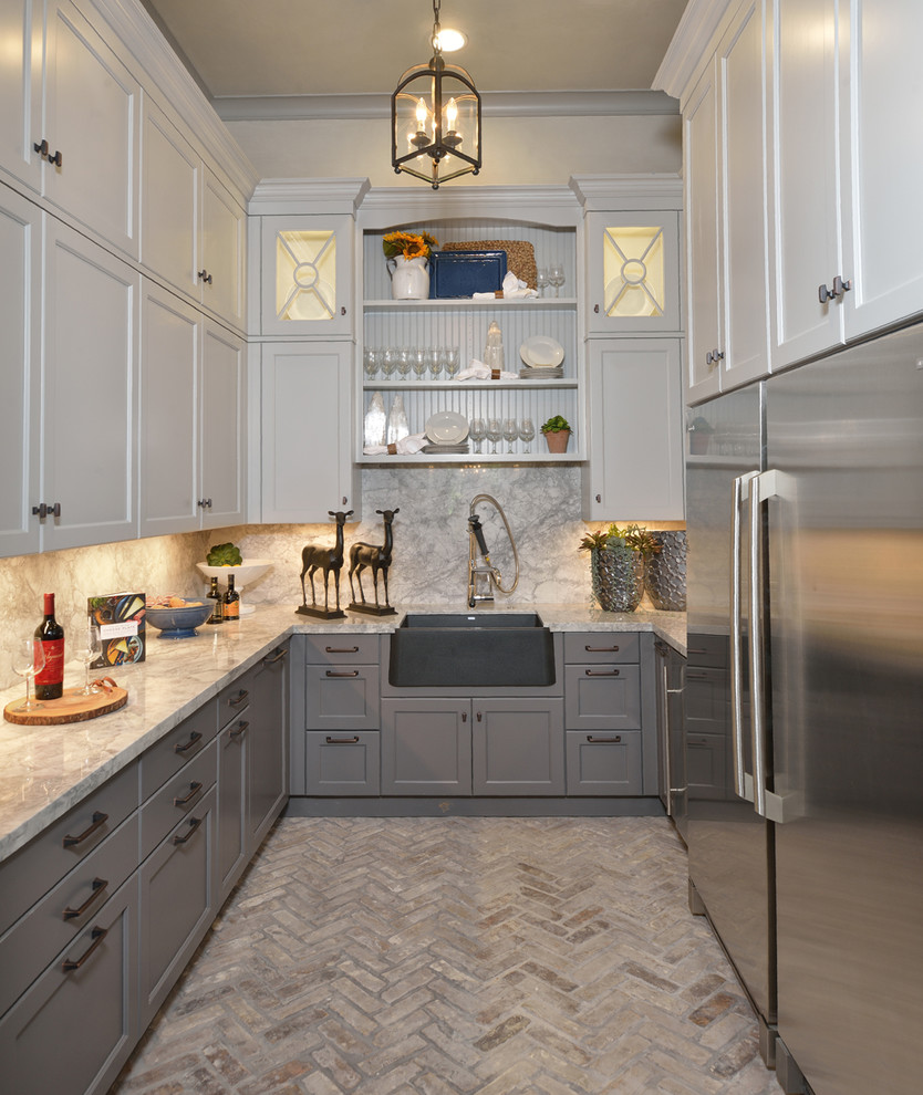 Bild på ett avskilt, stort eklektiskt u-kök, med en rustik diskho, luckor med infälld panel, grå skåp, marmorbänkskiva, grått stänkskydd, stänkskydd i marmor, rostfria vitvaror, tegelgolv och grått golv