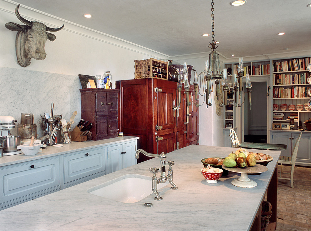 Cette image montre une cuisine avec plan de travail en marbre, un évier 1 bac, une crédence blanche et une crédence en dalle de pierre.