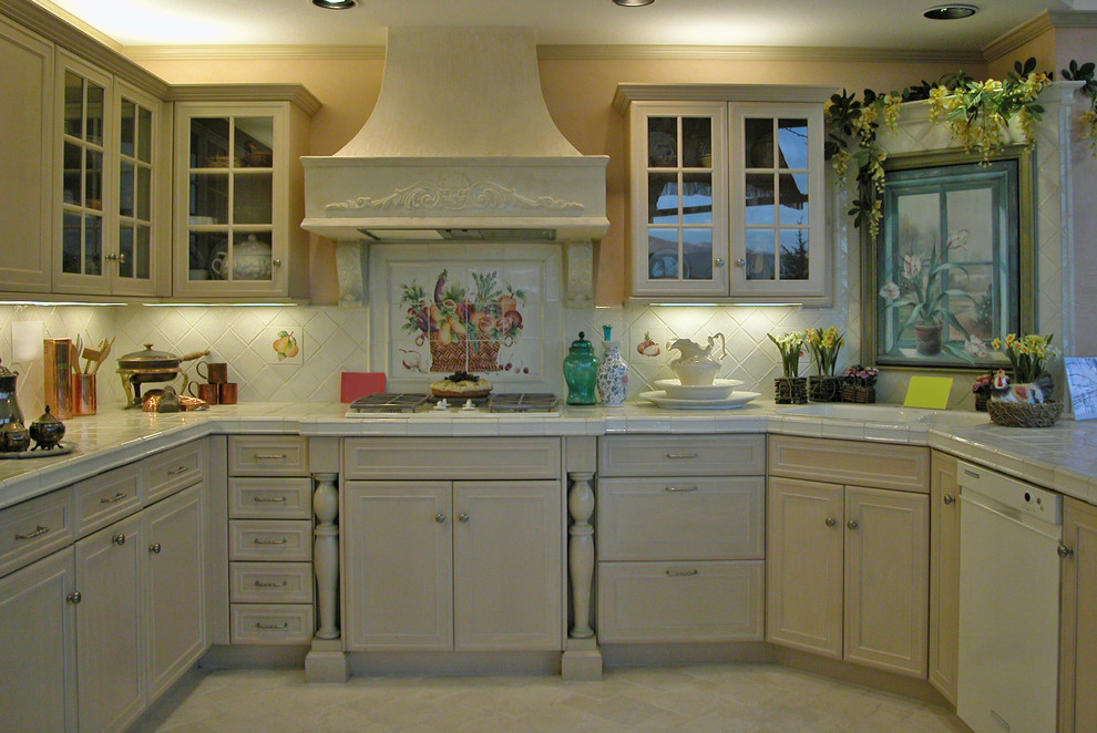 Exempel på ett avskilt, mellanstort shabby chic-inspirerat u-kök, med en dubbel diskho, luckor med infälld panel, grå skåp, kaklad bänkskiva, vitt stänkskydd, stänkskydd i keramik, färgglada vitvaror, travertin golv och en halv köksö