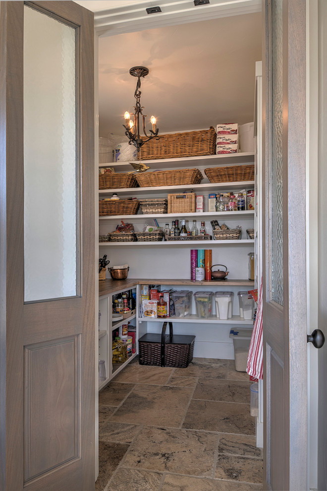 Foto de cocina clásica de tamaño medio con despensa, armarios abiertos, puertas de armario blancas, suelo marrón y suelo de azulejos de cemento