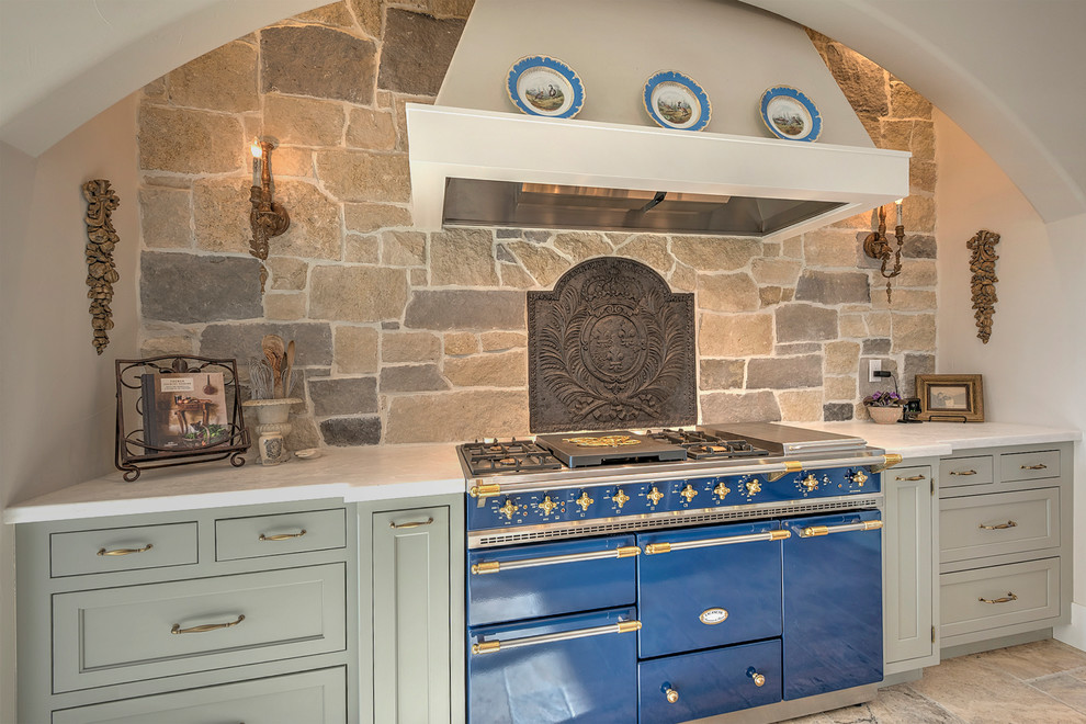 Klassisk inredning av ett stort kök, med en rustik diskho, skåp i shakerstil, grå skåp, bänkskiva i kvartsit, beige stänkskydd, stänkskydd i stenkakel, färgglada vitvaror, en köksö, beiget golv och cementgolv