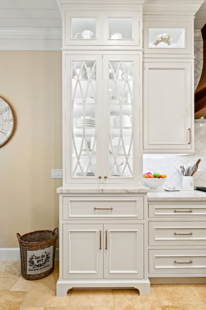 Exempel på ett mellanstort vit vitt kök, med en undermonterad diskho, luckor med profilerade fronter, vita skåp, bänkskiva i kvartsit, vitt stänkskydd, stänkskydd i marmor, integrerade vitvaror, kalkstensgolv, en köksö och beiget golv