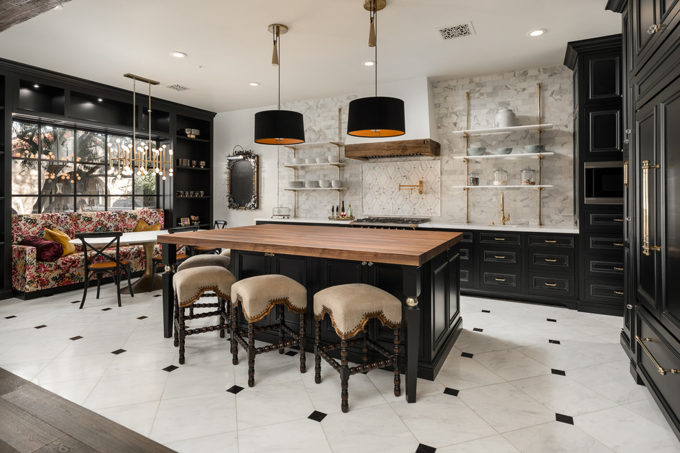Medelhavsstil inredning av ett mycket stort flerfärgad flerfärgat kök, med en undermonterad diskho, luckor med infälld panel, svarta skåp, träbänkskiva, flerfärgad stänkskydd, stänkskydd i marmor, integrerade vitvaror, marmorgolv, en köksö och flerfärgat golv