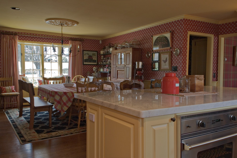 Esempio di una cucina classica di medie dimensioni con lavello sottopiano, ante con bugna sagomata, ante gialle, top in marmo, paraspruzzi multicolore, elettrodomestici in acciaio inossidabile e parquet chiaro