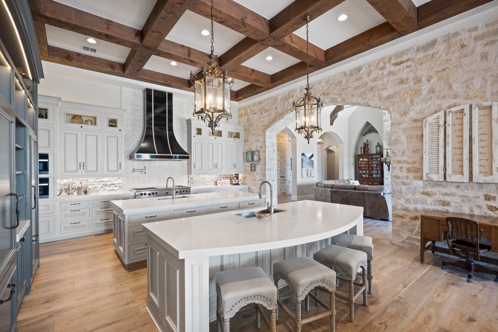 Kitchen - traditional kitchen idea in Austin