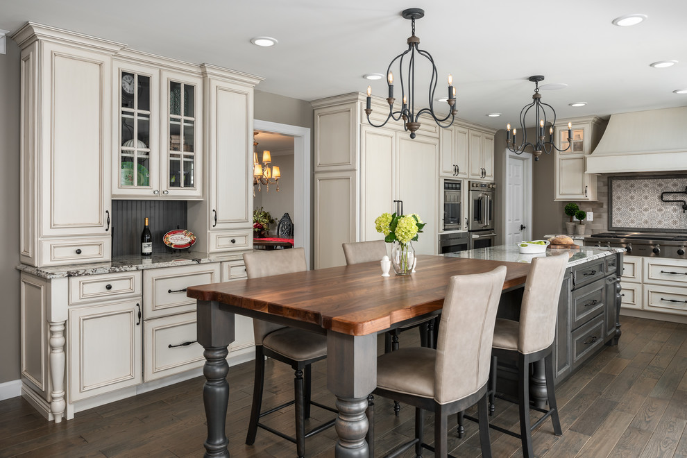 Exempel på ett mellanstort flerfärgad flerfärgat kök, med luckor med infälld panel, granitbänkskiva, stänkskydd i porslinskakel, en köksö, beige skåp, flerfärgad stänkskydd, rostfria vitvaror, mörkt trägolv och brunt golv