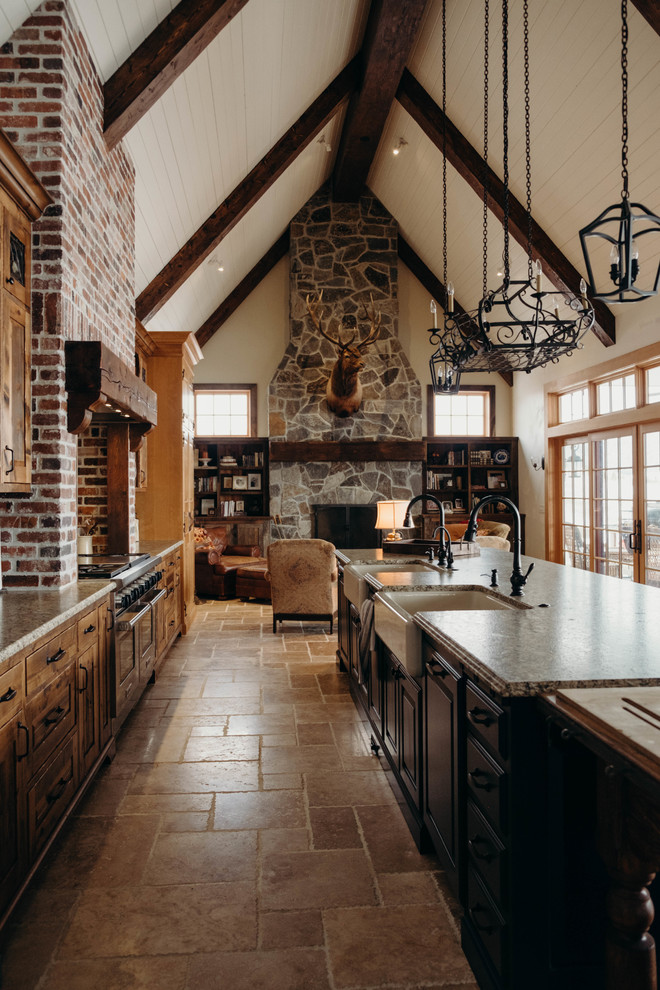 Foto på ett stort lantligt linjärt kök och matrum, med en rustik diskho, luckor med infälld panel, blå skåp, granitbänkskiva, flerfärgad stänkskydd, stänkskydd i tegel, rostfria vitvaror, klinkergolv i porslin, en köksö och brunt golv