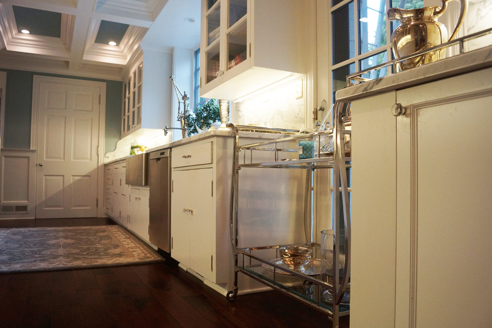 Idéer för stora vintage kök och matrum, med en rustik diskho, luckor med profilerade fronter, vita skåp och en köksö