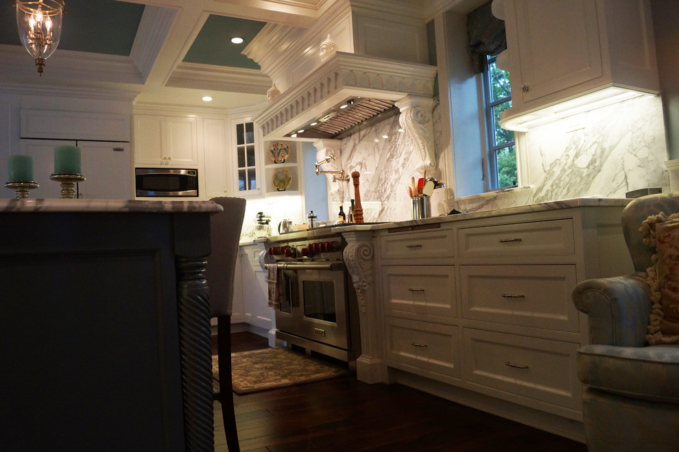 Источник вдохновения для домашнего уюта: большая кухня в классическом стиле с обеденным столом, с полувстраиваемой мойкой (с передним бортиком), фасадами с декоративным кантом, белыми фасадами и островом
