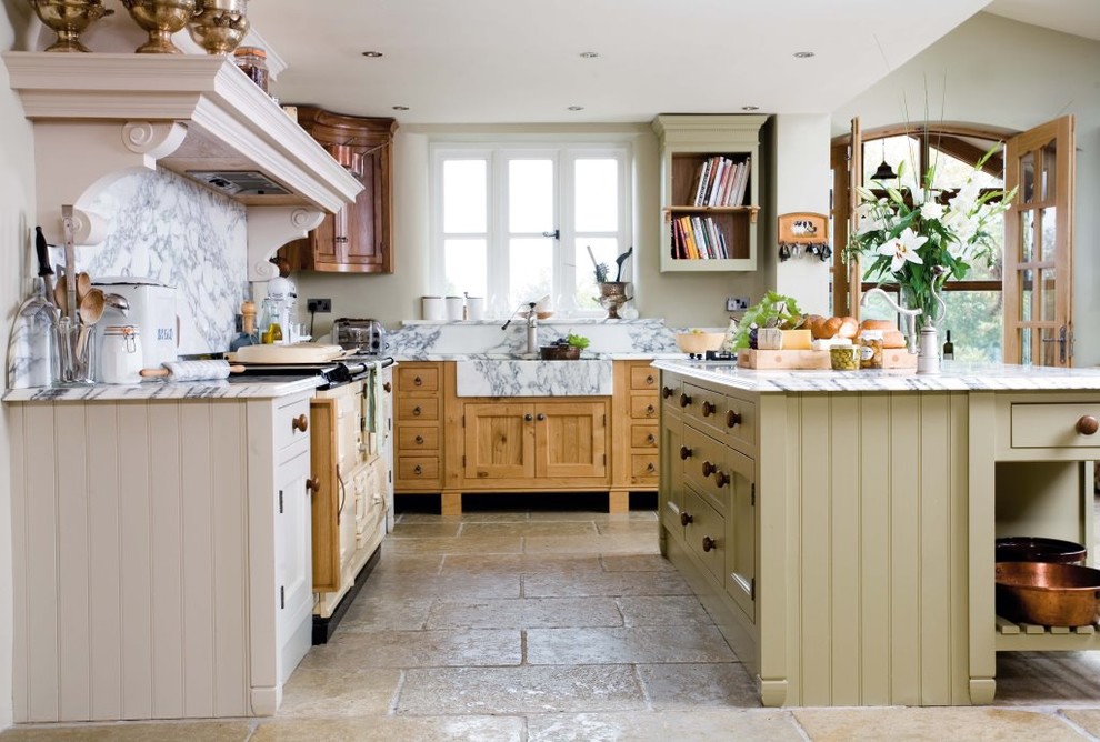 Стильный дизайн: кухня с с полувстраиваемой мойкой (с передним бортиком) и светлыми деревянными фасадами - последний тренд