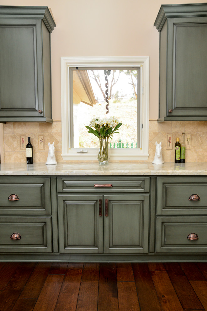 Exempel på ett mellanstort lantligt kök, med en undermonterad diskho, luckor med upphöjd panel, gröna skåp, bänkskiva i kvartsit, beige stänkskydd, stänkskydd i stenkakel, rostfria vitvaror, mellanmörkt trägolv och en köksö