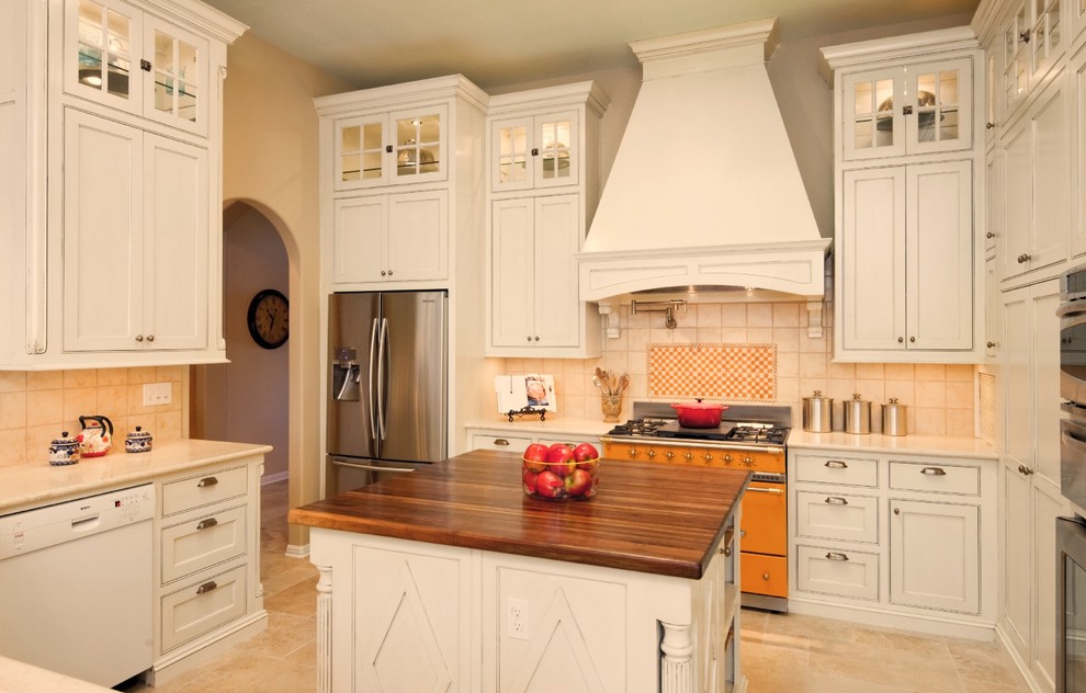 Пример оригинального дизайна: кухня в классическом стиле с фасадами с декоративным кантом, цветной техникой, белыми фасадами и деревянной столешницей