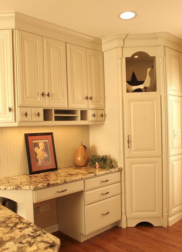 Foto på ett stort vintage kök, med luckor med upphöjd panel, vita skåp, granitbänkskiva, vitt stänkskydd och mellanmörkt trägolv