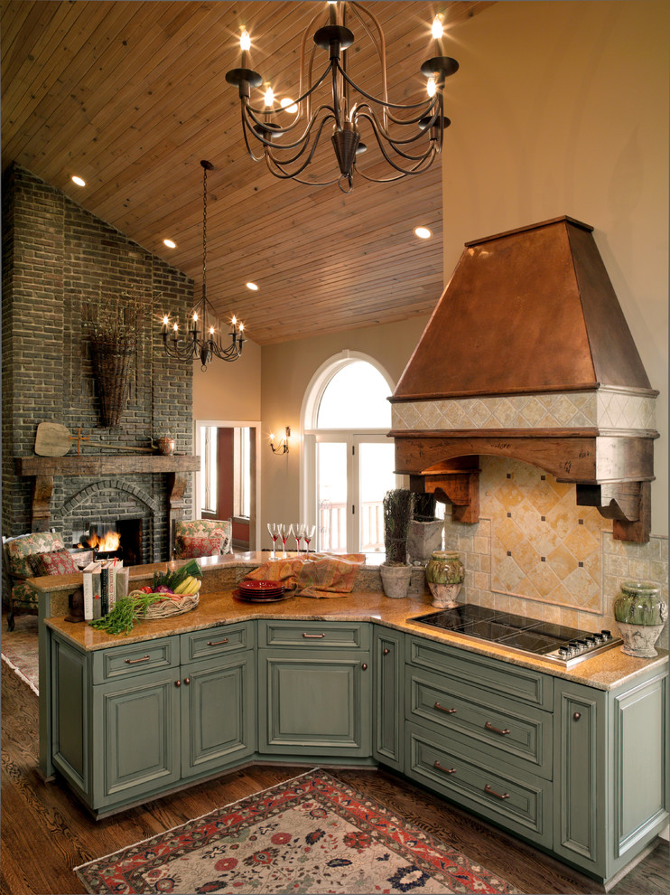 Idéer för stora lantliga kök, med luckor med upphöjd panel, marmorbänkskiva, beige stänkskydd, stänkskydd i keramik, ljust trägolv, en undermonterad diskho, integrerade vitvaror, brunt golv, gröna skåp och en halv köksö