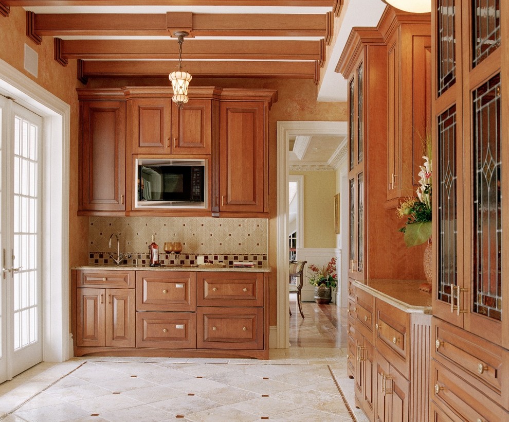 Foto på ett mycket stort, avskilt medelhavsstil l-kök, med en undermonterad diskho, luckor med upphöjd panel, skåp i mellenmörkt trä, granitbänkskiva, beige stänkskydd, stänkskydd i keramik, rostfria vitvaror och klinkergolv i keramik