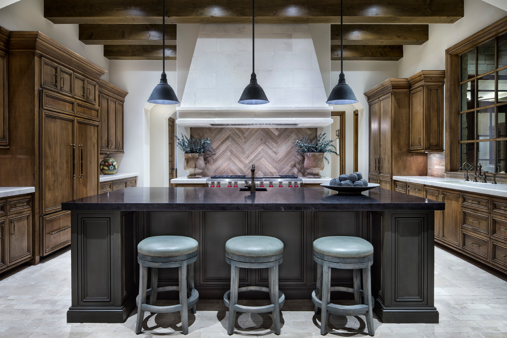Mediterrane Küche mit Schrankfronten mit vertiefter Füllung, dunklen Holzschränken, bunter Rückwand, Küchengeräten aus Edelstahl und Kücheninsel in Houston