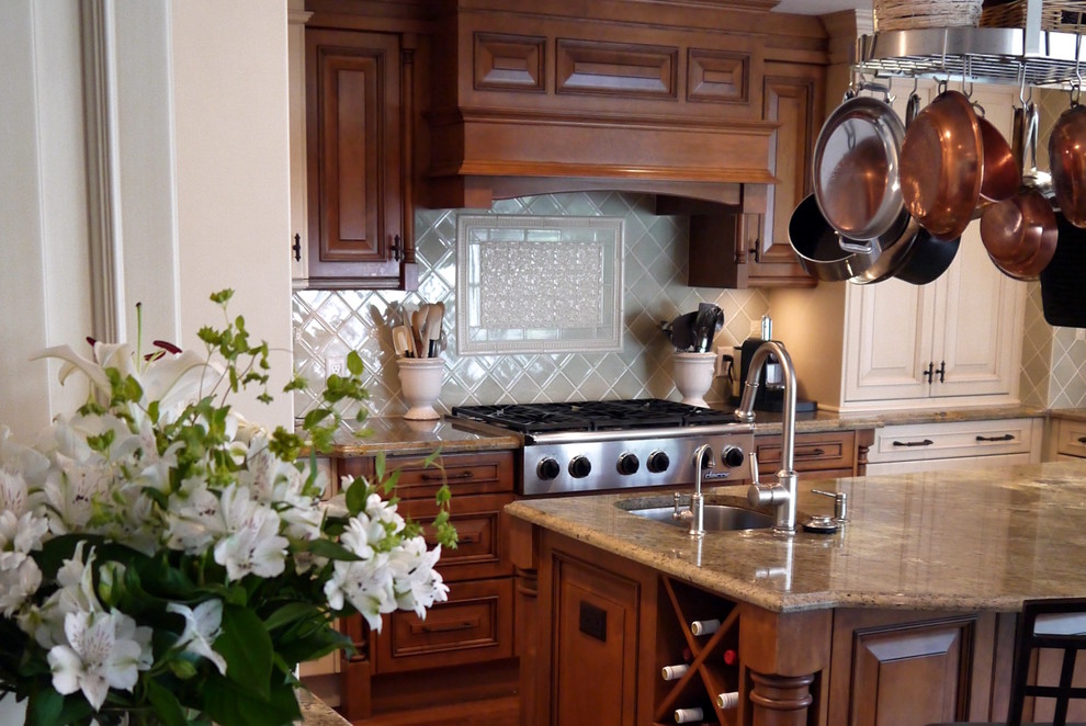 Exempel på ett stort klassiskt kök, med en undermonterad diskho, granitbänkskiva, grönt stänkskydd, stänkskydd i keramik, rostfria vitvaror, skåp i mellenmörkt trä, mellanmörkt trägolv och en köksö