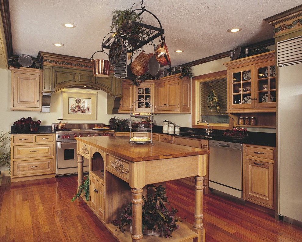 Пример оригинального дизайна: угловая кухня в классическом стиле с фасадами с декоративным кантом, светлыми деревянными фасадами и техникой из нержавеющей стали