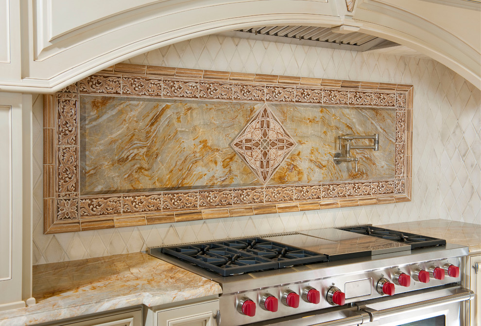 Bild på ett mycket stort vintage kök, med en undermonterad diskho, luckor med upphöjd panel, beige skåp, bänkskiva i kvartsit, beige stänkskydd, stänkskydd i sten, rostfria vitvaror, kalkstensgolv och flera köksöar