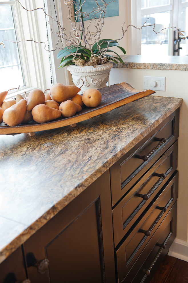 Idée de décoration pour une grande cuisine méditerranéenne en U fermée avec un évier encastré, un placard avec porte à panneau encastré, des portes de placard noires, un plan de travail en bois, une crédence beige, une crédence en céramique, un électroménager en acier inoxydable, parquet foncé et îlot.