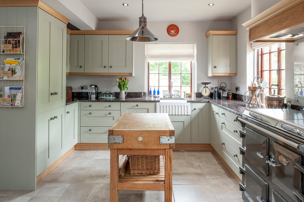 Landhausstil Küche in U-Form mit Landhausspüle, Kalkstein, Schrankfronten im Shaker-Stil, grünen Schränken, Kücheninsel, bunten Elektrogeräten und Granit-Arbeitsplatte in Kent