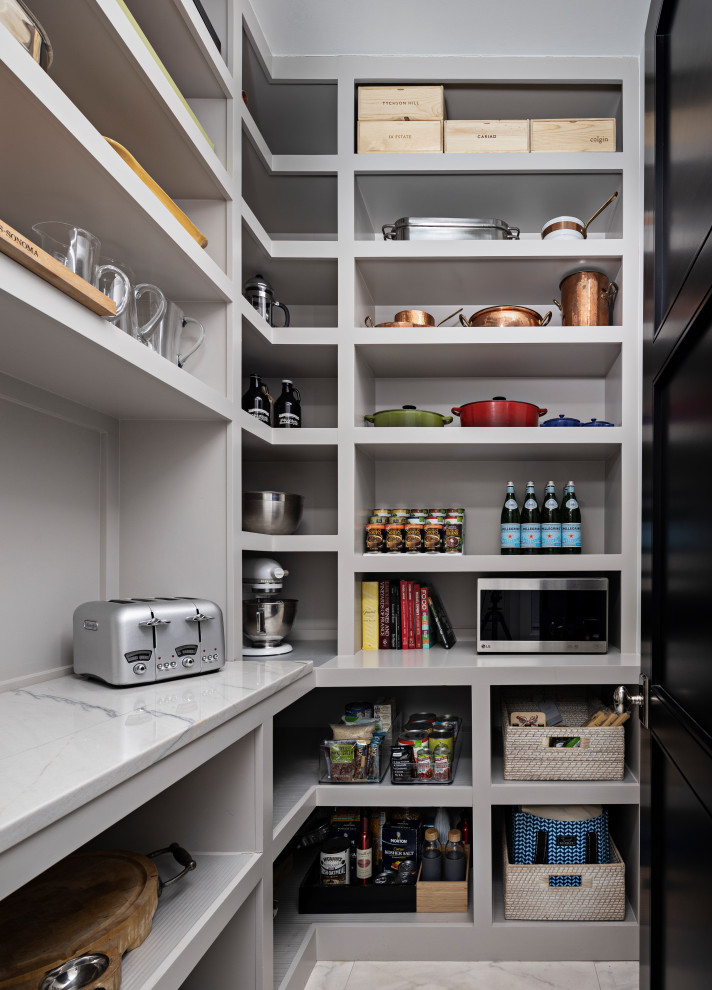 Foto på ett mellanstort vit kök, med öppna hyllor, grå skåp, bänkskiva i kvartsit, grått stänkskydd, stänkskydd i trä, klinkergolv i porslin, en halv köksö och beiget golv