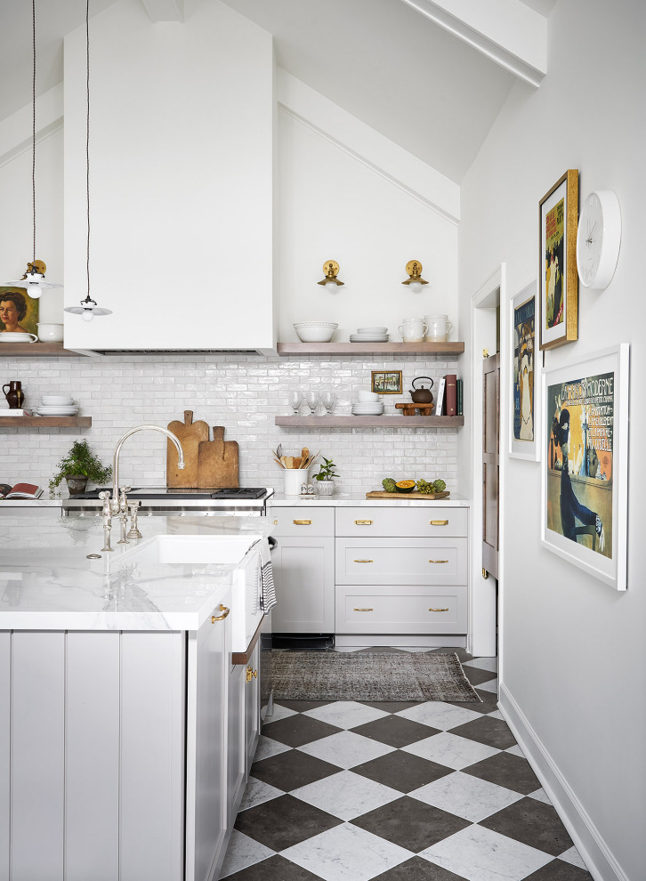 Idéer för stora lantliga vitt kök, med en rustik diskho, skåp i shakerstil, grå skåp, vitt stänkskydd, stänkskydd i terrakottakakel, rostfria vitvaror, marmorgolv, en köksö och flerfärgat golv