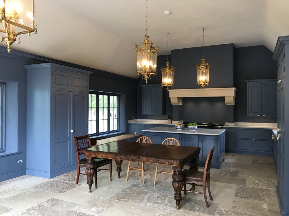 Esempio di una grande cucina classica con ante in stile shaker, ante blu, top in marmo, pavimento in pietra calcarea, top grigio, elettrodomestici neri e pavimento grigio