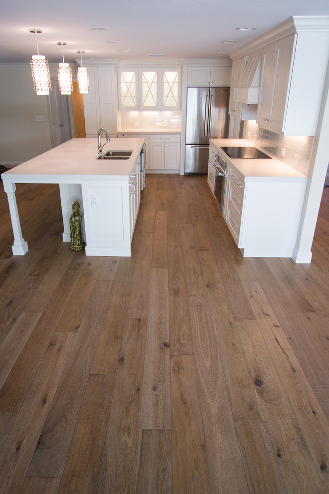 Idee per una cucina design con pavimento in legno massello medio