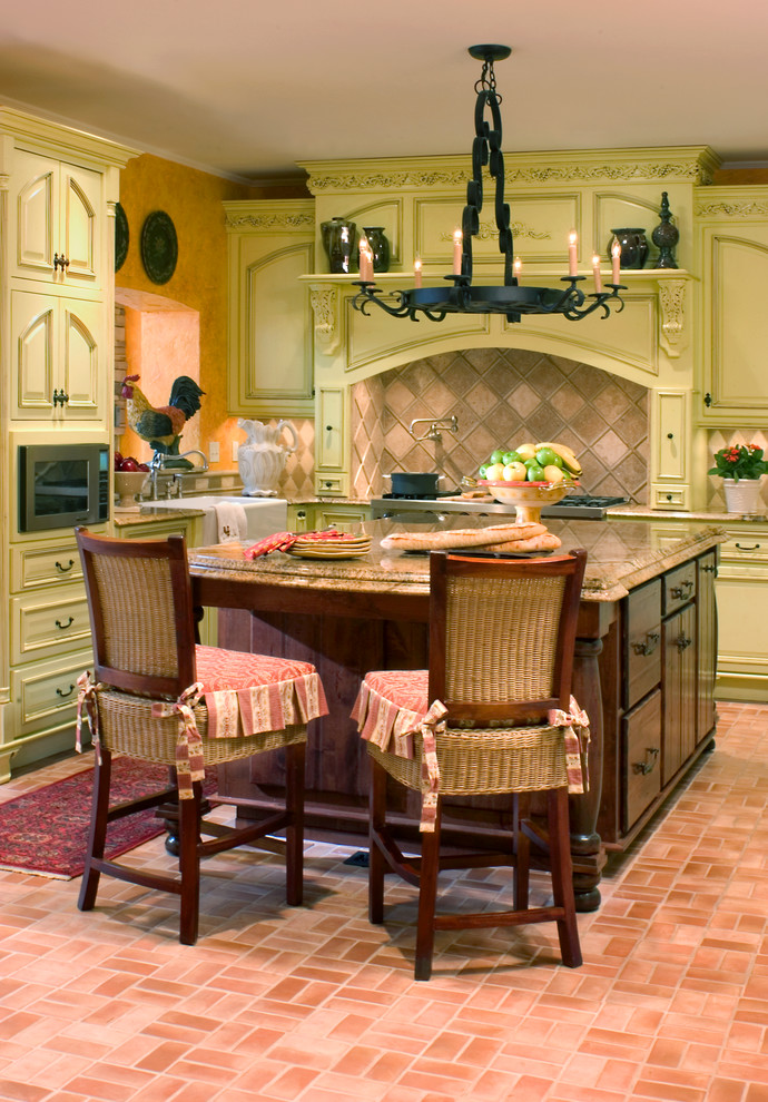 Exempel på ett medelhavsstil kök, med en rustik diskho, luckor med upphöjd panel, gröna skåp och beige stänkskydd