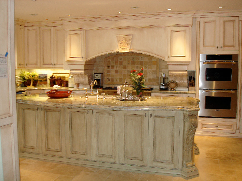 Foto på ett stort vintage kök, med en dubbel diskho, granitbänkskiva, stänkskydd i stenkakel, rostfria vitvaror och kalkstensgolv